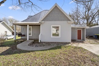 208 S Main St, Rogersville, MO 65742