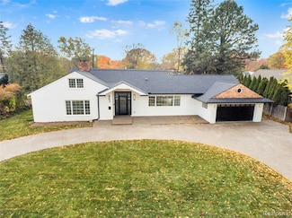 963 Lochmoor Blvd, Grosse Pointe Woods, MI 48236