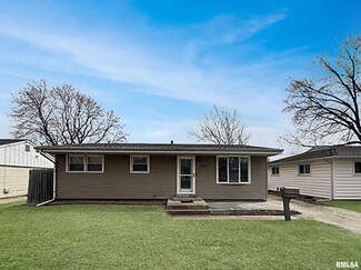 420 Sherwood Dr, Pekin, IL 61554