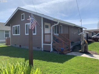 906 Juniper Ave, Reedsport, OR 97467