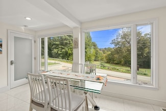 27 Hamilton Place, Needham Heights, MA 02494