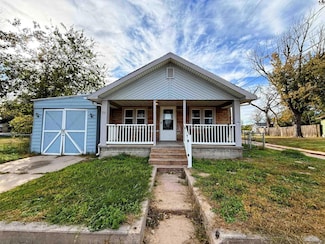 715 S Maple St, Hutchinson, KS 67501