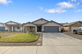 1127 E Vine Ct, Visalia, CA 93292