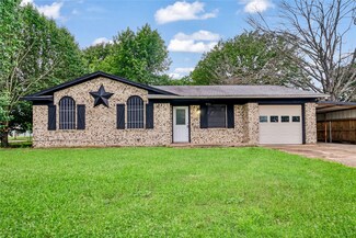 635 N Center St, Blossom, TX 75416