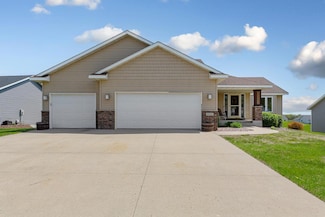 324 Cedar Trail Dr, Le Sueur, MN 56058