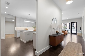 8250 Forsyth Blvd Unit 104, Clayton, MO 63105