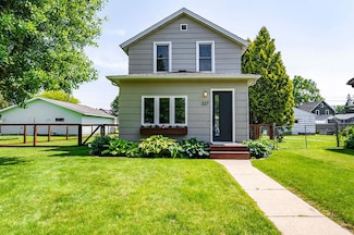 327 N 2nd St, La Crescent, MN 55947