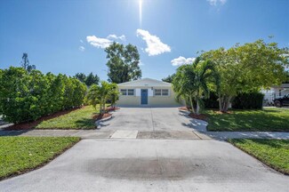 4310 Applecrest Dr, Palm Beach Gardens, FL 33410