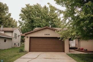 1906 Park Blvd S, Fargo, ND 58103