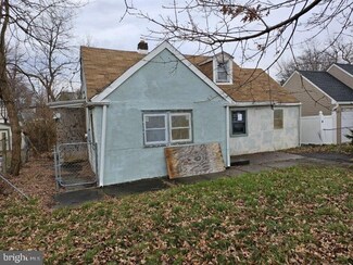 14 Green Ln, Bristol, PA 19007