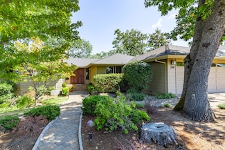 290 Skycrest Dr, Ashland, OR 97520