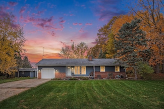 6175 E 112th St, Howard City, MI 49329