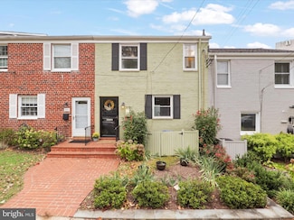 209 Guthrie Ave, Alexandria, VA 22305