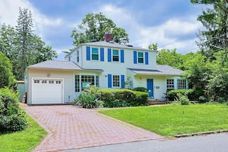140 Princeton St, Roslyn Heights, NY 11577