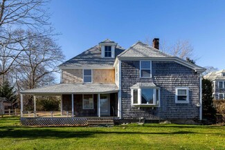 26 Daggett Ave, Vineyard Haven, MA 02568
