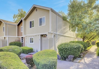 566 Santa Alicia Dr, Rohnert Park, CA 94928