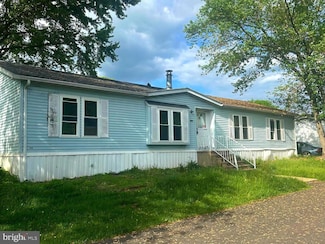 921 Lakeview Dr, Green Lane, PA 18054