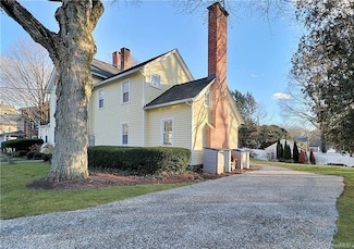 635 Stratfield Rd, Fairfield, CT 06825