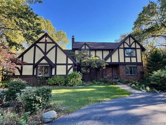 5618 Mountain Rd, Brighton, MI 48116