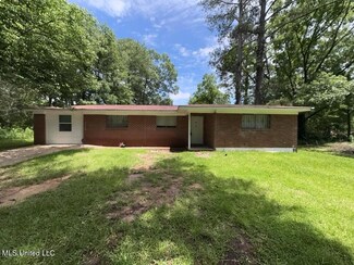 5558 Queen Mary Ln, Jackson, MS 39209