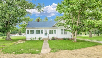 215 E Blevins St, Oakland, IL 61943