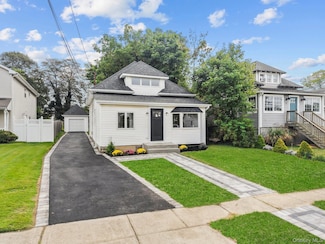 15 E Hamilton Ave, Massapequa, NY 11758