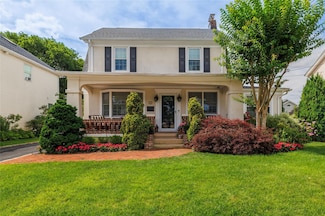 8 Windsor Place, Lynbrook, NY 11563