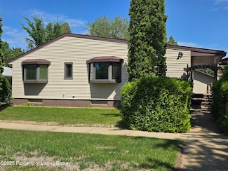 824 4th Ave W, Dickinson, ND 58601