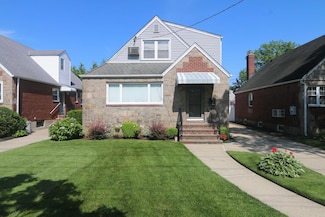 16 Elton Rd N, Garden City, NY 11530