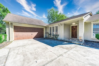 1114 W Castlewood Ave, Friendswood, TX 77546