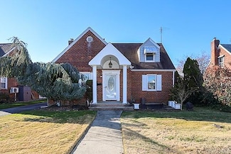 665 Foch Blvd, Williston Park, NY 11596