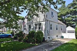 22 Hollywood Ave, Lynbrook, NY 11563