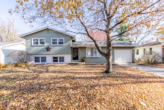 1211 Sandburg Dr, Bloomington, IL 61704