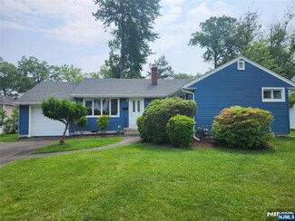222 Vivien Ct, Paramus, NJ 07652