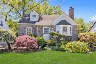 104 E Fenimore St, Valley Stream, NY 11580