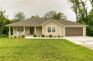 902 N Sunnynook School Rd, Buckner, MO 64016