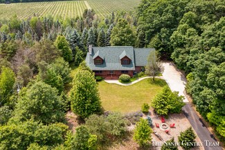 12203 Oakridge Ct, Grand Haven, MI 49417