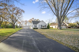 W148N7311 Woodland Dr, Menomonee Falls, WI 53051