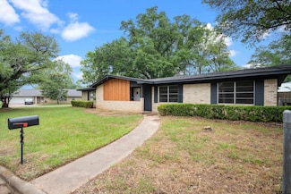 106 Rosewood Dr, Crockett, TX 75835