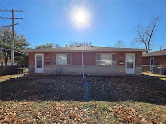 9956 Sue Ct, Saint Ann, MO 63074