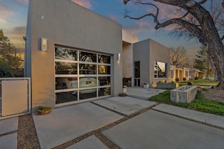 704 Laguna Blvd SW, Albuquerque, NM 87104