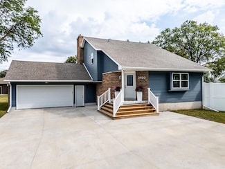 2920 Mcclain Dr, Cedar Falls, IA 50613