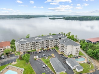 680 Emerald Pointe Dr Unit 6, Hollister, MO 65672