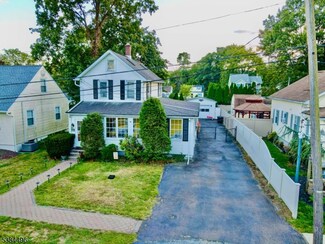 31 Poplar St, Bloomingdale, NJ 07403