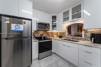 2800 Somerset Dr Unit 215J, Lauderdale Lakes, FL 33311