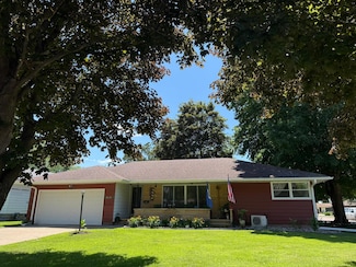 498 7th St SW, Wells, MN 56097
