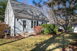 31 Mashpee Neck Rd, Mashpee, MA 02649