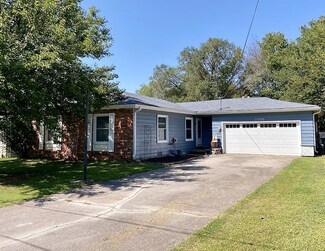 2955 E Hawkins St, Springfield, MO 65804