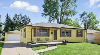 6061 Buckingham Ave, Omaha, NE 68117