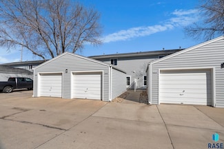 1010 S Bridgeport Place, Sioux Falls, SD 57106